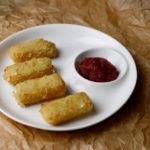 Сырные шарики с ягодным конфитюром